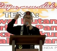 Bupati Sujiwo menyampaikan rencana pengembangan Rumah Betang Lingga di Kubu Raya.