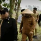 Bupati Kubu Raya Sujiwo mendampingi Ketua Komisi V DPR RI Lasarus meninjau calon lokasi pembangunan Stadion Gelora Putera Sang Fajar di Desa Kuala Dua, Kecamatan Sungai Raya, Kubu Raya. (foto: Prokopim KKR)