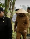 Bupati Kubu Raya Sujiwo mendampingi Ketua Komisi V DPR RI Lasarus meninjau calon lokasi pembangunan Stadion Gelora Putera Sang Fajar di Desa Kuala Dua, Kecamatan Sungai Raya, Kubu Raya. (foto: Prokopim KKR)