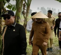 Bupati Kubu Raya Sujiwo mendampingi Ketua Komisi V DPR RI Lasarus meninjau calon lokasi pembangunan Stadion Gelora Putera Sang Fajar di Desa Kuala Dua, Kecamatan Sungai Raya, Kubu Raya. (foto: Prokopim KKR)