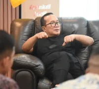 Bupati Kubu Raya Sujiwo mengimbau kepala desa, TNI-Polri, dan masyarakat mengawasi kendaraan bermuatan berat yang melintasi jalan poros Kecamatan Kuala Mandor B agar infrastruktur tidak cepat rusak. (Foto: Prokopim KKR)