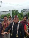Bupati Sujiwo usai membuka Seminar Naik Dango ke-41 di Desa Lingga Kubu Raya dan menyampaikan pentingnya persatuan.
