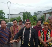 Bupati Sujiwo usai membuka Seminar Naik Dango ke-41 di Desa Lingga Kubu Raya dan menyampaikan pentingnya persatuan.