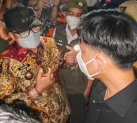 Bupati Kubu Raya Sujiwo mendampingi Wapres Gibran Rakabuming Raka meninjau karhutla di Desa Sungai Malaya, Kubu Raya. (Prokopim KKR)
