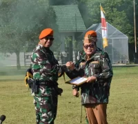 Bupati Kubu Raya Sujiwo menerima penyematan jaket Warga Kehormatan Korpasgat TNI AU dari Panglima Korpasgat Marsekal Madya TNI Deny Muis.