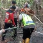 Polres Kayong Utara dan BPBD memadamkan titik api di Dusun Skip, Desa Sutera, Kecamatan Sukadana. (Foto: Res KKU)