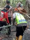 Polres Kayong Utara dan BPBD memadamkan titik api di Dusun Skip, Desa Sutera, Kecamatan Sukadana. (Foto: Res KKU)