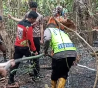 Polres Kayong Utara dan BPBD memadamkan titik api di Dusun Skip, Desa Sutera, Kecamatan Sukadana. (Foto: Res KKU)