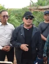 Bupati Kubu Raya Sujiwo meninjau pembangunan infrastruktur di kawasan pesisir Desa Sumber Agung.
