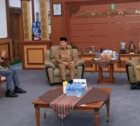 Gubernur Kalbar Ria Norsan saat membahas distribusi BBM bersubsidi untuk Kecamatan Sungai Laur.