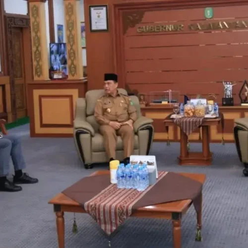 Gubernur Kalbar Ria Norsan saat membahas distribusi BBM bersubsidi untuk Kecamatan Sungai Laur.