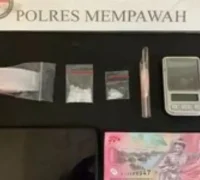 Petugas Satresnarkoba Polres Mempawah menunjukkan barang bukti sabu hasil penangkapan pengedar di Sungai Pinyuh.