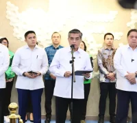 Menaker Yassierli menyampaikan aturan THR 2026 wajib dibayar penuh tanpa cicilan dalam konferensi pers di Jakarta.