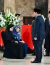 Presiden Prabowo memberikan penghormatan terakhir kepada jenazah tiga prajurit TNI di Bandara Soekarno-Hatta.