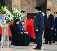 Presiden Prabowo memberikan penghormatan terakhir kepada jenazah tiga prajurit TNI di Bandara Soekarno-Hatta.