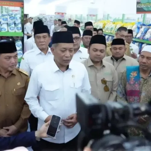 Menteri Koperasi Ferry Juliantono meresmikan Toko Rakyat Serba Ada (TORASERA) Abdussalam di Kabupaten Kubu Raya, Kalimantan Barat, Senin (9/2/2026).