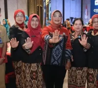 Ketua TP PKK Kalbar Erlina Ria Norsan saat menghadiri sosialisasi antikorupsi untuk memperkuat transparansi dan akuntabilitas pengelolaan dana hibah APBD di Pontianak.