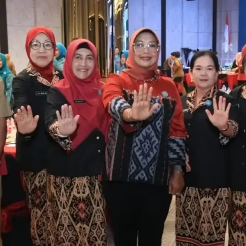 Ketua TP PKK Kalbar Erlina Ria Norsan saat menghadiri sosialisasi antikorupsi untuk memperkuat transparansi dan akuntabilitas pengelolaan dana hibah APBD di Pontianak.