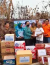 TP-PKK Kalbar menyalurkan bantuan logistik untuk warga dan petugas pemadam karhutla di Kapuas Hulu. (Res-Kapuas Hulu)