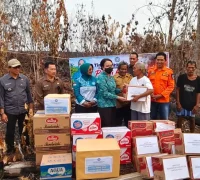 TP-PKK Kalbar menyalurkan bantuan logistik untuk warga dan petugas pemadam karhutla di Kapuas Hulu. (Res-Kapuas Hulu)
