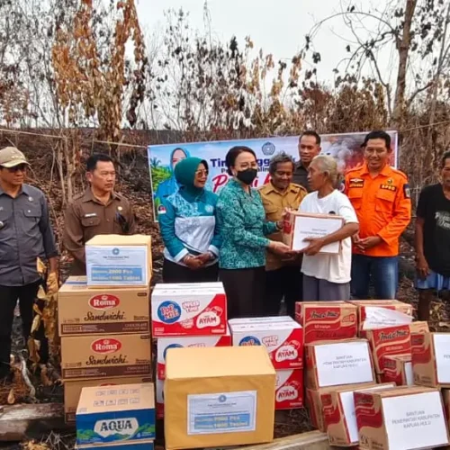 TP-PKK Kalbar menyalurkan bantuan logistik untuk warga dan petugas pemadam karhutla di Kapuas Hulu. (Res-Kapuas Hulu)
