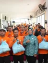 Ketua TP PKK Kalbar Ny. Erlina Ria Norsan menyerahkan bantuan sembako kepada petugas kebersihan jalan di Kota Pontianak dalam rangka HUT ke-81 RI.