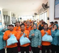 Ketua TP PKK Kalbar Ny. Erlina Ria Norsan menyerahkan bantuan sembako kepada petugas kebersihan jalan di Kota Pontianak dalam rangka HUT ke-81 RI.