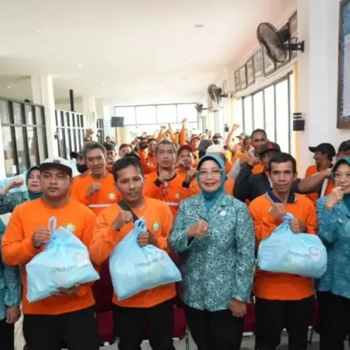 Ketua TP PKK Kalbar Ny. Erlina Ria Norsan menyerahkan bantuan sembako kepada petugas kebersihan jalan di Kota Pontianak dalam rangka HUT ke-81 RI.