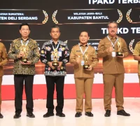 Gubernur Kalimantan Barat Ria Norsan menerima penghargaan TPAKD Award 2026 untuk Pemprov Kalbar sebagai TPAKD Terbaik Tingkat Provinsi Wilayah Kalimantan.