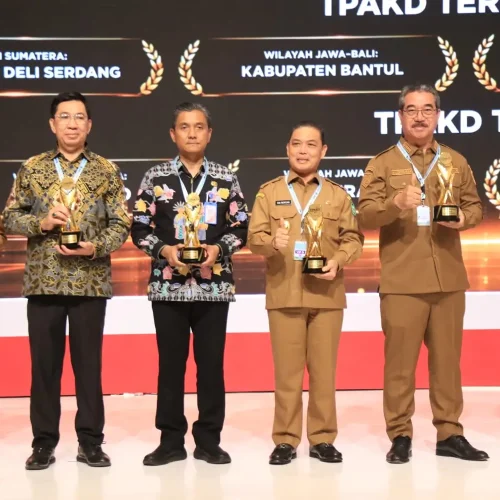 Gubernur Kalimantan Barat Ria Norsan menerima penghargaan TPAKD Award 2026 untuk Pemprov Kalbar sebagai TPAKD Terbaik Tingkat Provinsi Wilayah Kalimantan.
