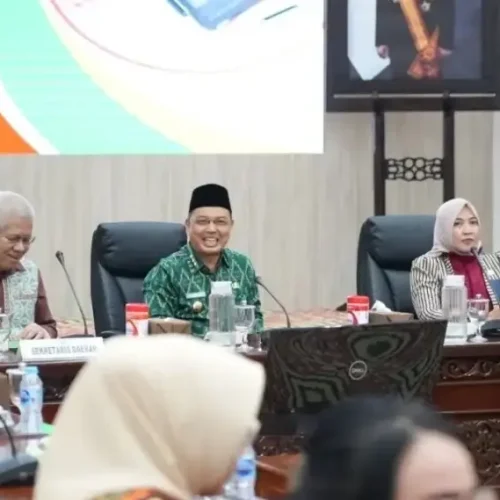 Gubernur Kalbar Ria Norsan memimpin Rapat Pleno TPAKD Kalimantan Barat di Balai Petitih Pontianak.