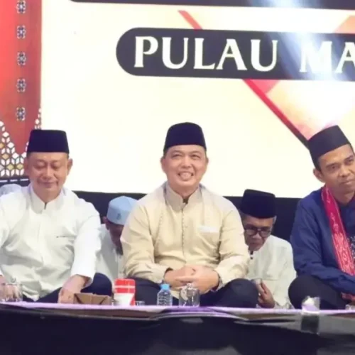 Gubernur Kalbar Ria Norsan bersama Ustadz Abdul Somad (UAS) dalam Tabligh Akbar di Kantor Gubernur Kalimantan Barat.