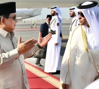 Presiden Prabowo di Qatar Presiden Prabowo Subianto disambut pejabat Qatar saat tiba di Bandara Internasional Doha. (instagram.com/sekretariat.kabinet)