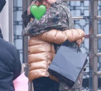 Taeyong NCT resmi keluar wamil mengenakan seragam Angkatan Laut Korea Selatan. (instagram.com/taeoxo_nct)