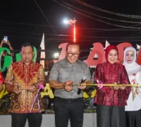 Taman Pasar Kakap resmi dibuka Bupati Kubu Raya Sujiwo di Sungai Kakap.