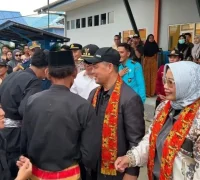 Gubernur Kalbar Ria Norsan berdialog dengan masyarakat Teluk Batang saat pelaksanaan Program Gema Membangun Desa di Kabupaten Kayong Utara.