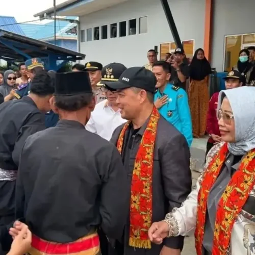 Gubernur Kalbar Ria Norsan berdialog dengan masyarakat Teluk Batang saat pelaksanaan Program Gema Membangun Desa di Kabupaten Kayong Utara.