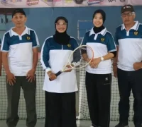 Ketua Umum Pengprov PELTI Kalbar Erlina Norsan meninjau kegiatan pembinaan atlet tenis di Lapangan Tenis PELTI Mempawah sekaligus menyampaikan rencana pembangunan dua lapangan tenis indoor, Kamis (8/10/2026).