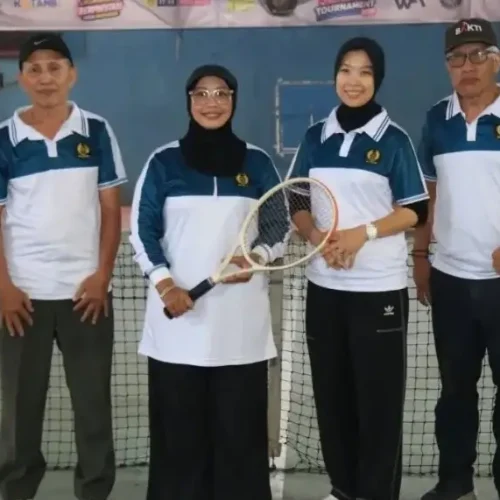 Ketua Umum Pengprov PELTI Kalbar Erlina Norsan meninjau kegiatan pembinaan atlet tenis di Lapangan Tenis PELTI Mempawah sekaligus menyampaikan rencana pembangunan dua lapangan tenis indoor, Kamis (8/10/2026).