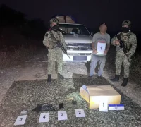 Tentara Darat Malaysia menyita ribuan slop rokok merek ERA dan mobil Isuzu D-Max dalam operasi pencegahan penyelundupan di Serikin. (Foto: Divisyen Pertama Infantri Malaysia)