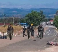 Tentara Thailand berjaga di wilayah perbatasan Kamboja yang diklaim masih diduduki pasukan Thailand. (x.com/chantha_ch65974)