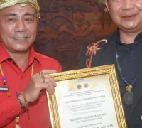Wakil Gubernur Kalbar Krisantus Kurniawan menerima gelar adat kehormatan dari masyarakat adat Ketapang Wakil Gubernur Kalbar Krisantus Kurniawan menerima gelar adat kehormatan dari masyarakat adat Ketapang. (instagram.com/krisantus_kurniawan)