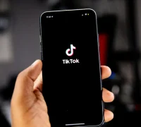 Logo TikTok pada layar ponsel.