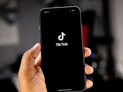 Logo TikTok pada layar ponsel.