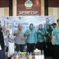 Ketua TP PKK Kalbar Erlina Norsan meninjau layanan gratis NIB, sertifikat halal, dan QRIS bagi pelaku UMKM di Mall Pelayanan Publik Kabupaten Kayong Utara.
