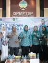 Ketua TP PKK Kalbar Erlina Norsan meninjau layanan gratis NIB, sertifikat halal, dan QRIS bagi pelaku UMKM di Mall Pelayanan Publik Kabupaten Kayong Utara.