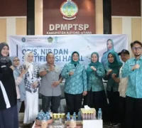 Ketua TP PKK Kalbar Erlina Norsan meninjau layanan gratis NIB, sertifikat halal, dan QRIS bagi pelaku UMKM di Mall Pelayanan Publik Kabupaten Kayong Utara.