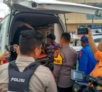 Tim SAR gabungan mengevakuasi jenazah korban KM Putri Sakinah. (TBNews)