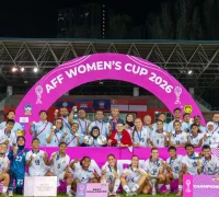 Timnas Putri Indonesia merayakan gelar juara Piala AFF Wanita 2026 setelah mengalahkan Laos 5-0 di final Kuala Lumpur.