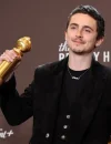 Timothée Chalamet memegang piala Golden Globe pertamanya usai menang lewat film A Complete Unknown di Beverly Hills. (instagram.com/mtv)